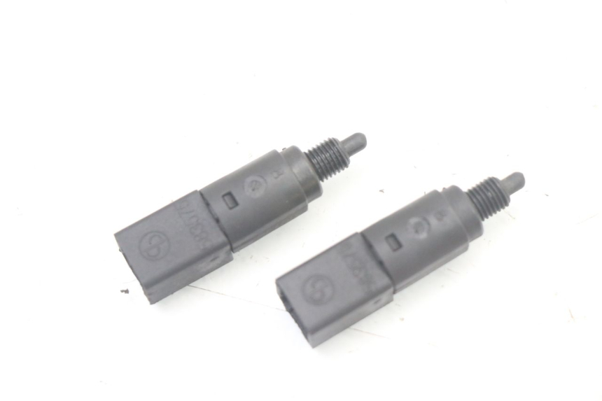 photo de Włącznik światła stopu PIAGGIO VESPA GRANTURISMO 125 (2003 - 2007) - Zoom stanu zużycia