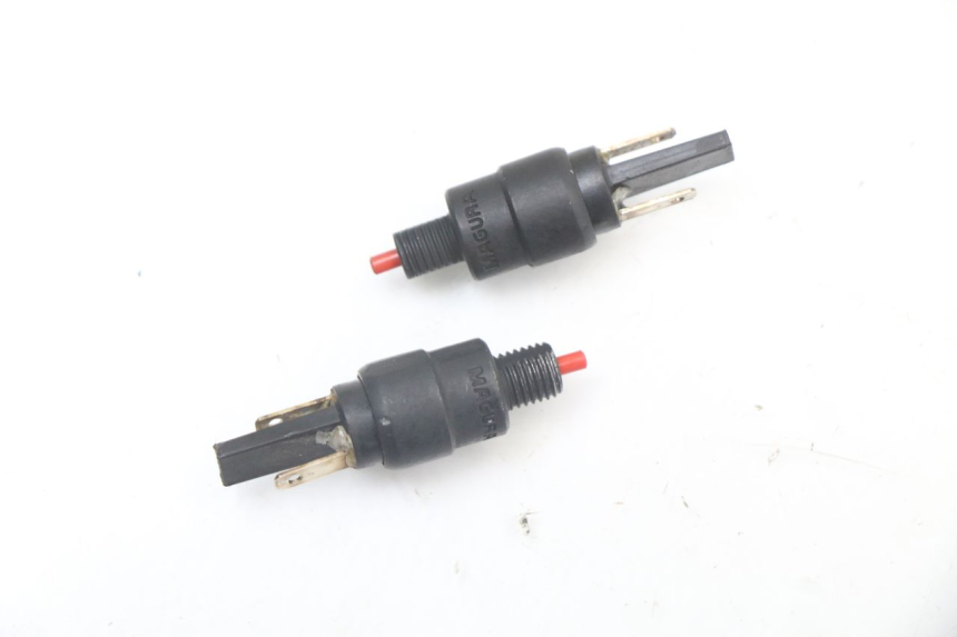 photo de Włącznik światła stopu PIAGGIO VESPA PRIMAVERA 4T 50 (2021 - 2024) - Zoom stanu zużycia