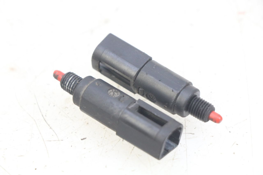 photo de Włącznik światła stopu PIAGGIO VESPA S 2T 50 (2007 - 2014) - Widok główny