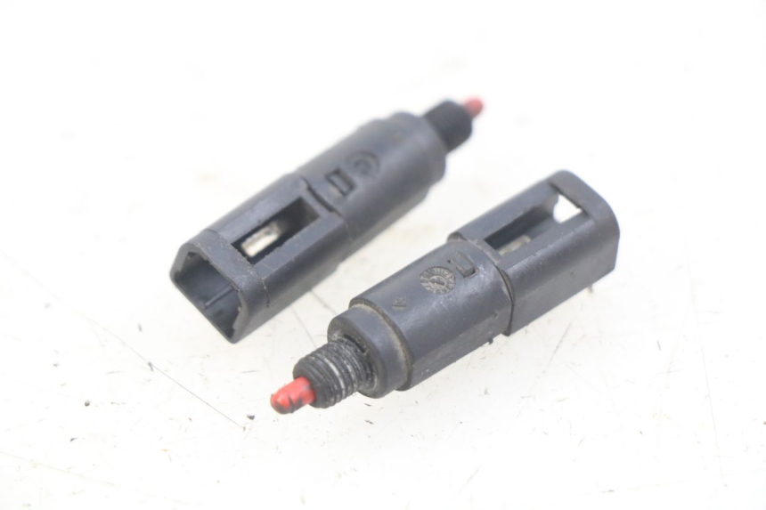 photo de Włącznik światła stopu PIAGGIO VESPA S 2T 50 (2007 - 2014) - Zoom stanu zużycia