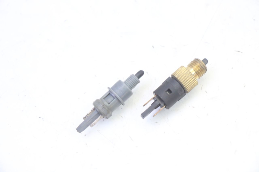 photo de Włącznik światła stopu PEUGEOT VIVACITY NEW 4T 50 (2008 - 2017) - Zoom stanu zużycia