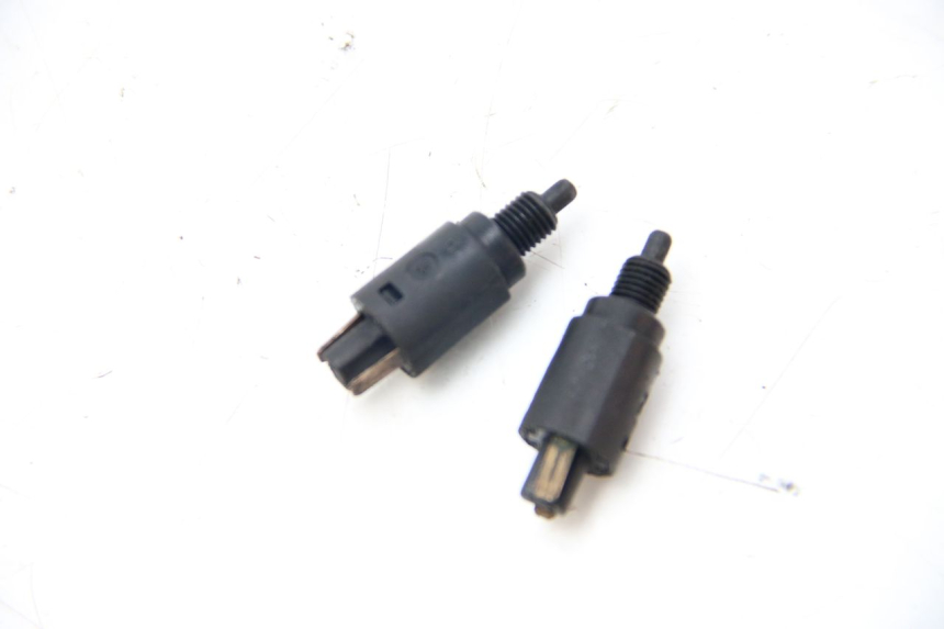 photo de Włącznik światła stopu PIAGGIO XEVO - X EVO 125 (2007 - 2017) - Zoom stanu zużycia