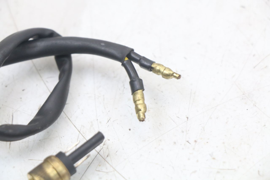 photo de Włącznik światła stopu YAMAHA BW'S NG NEXT GENERATION 50 (1996 - 2003) - Inny kąt widzenia