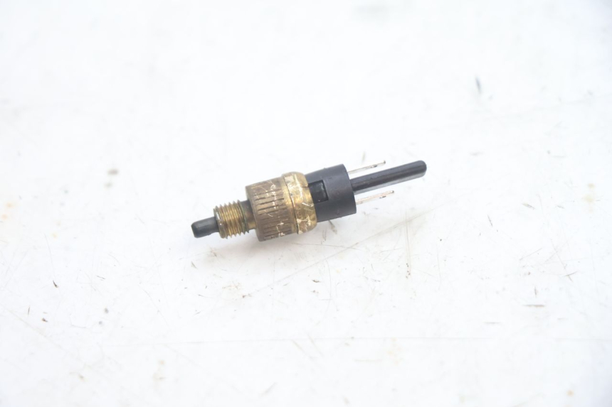 photo de Włącznik światła stopu YAMAHA YP MAJESTY 125 (2002 - 2006) - Szczegół części