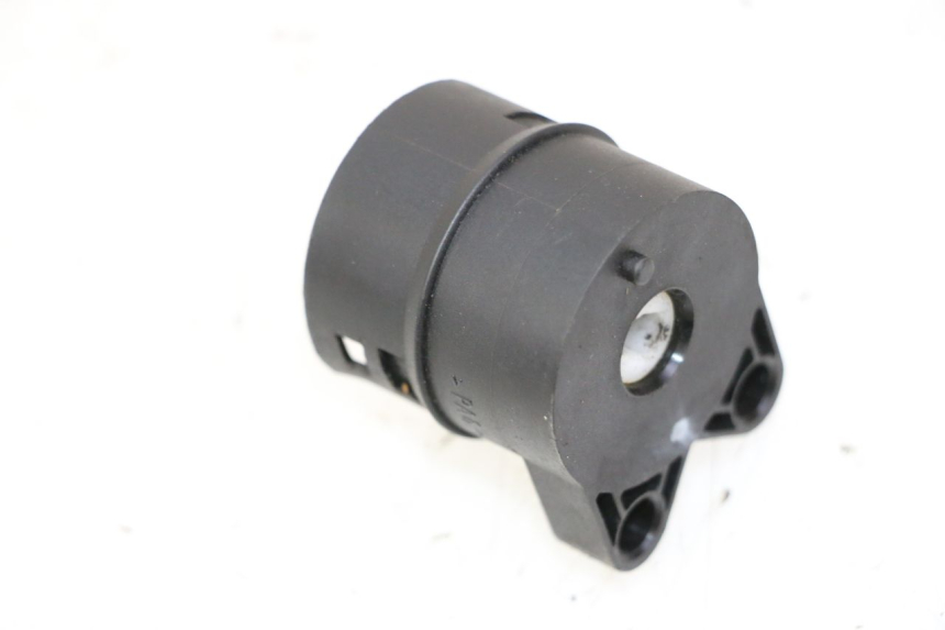 photo de WYŁĄCZNIK ZAPŁONU PEUGEOT SATELIS 125 (2006 - 2009) - Inny kąt widzenia