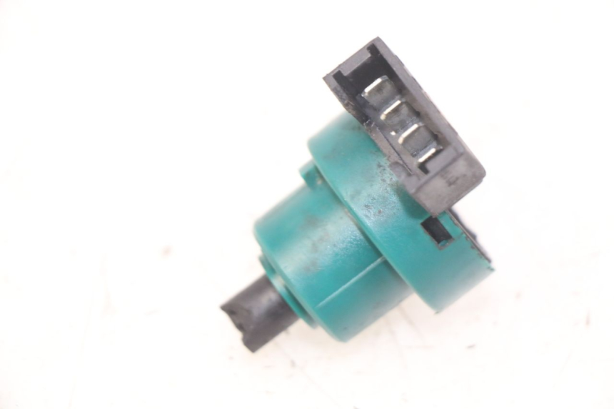 photo de WYŁĄCZNIK ZAPŁONU PIAGGIO VESPA LXV 125 (2006 - 2009) - Inny kąt widzenia