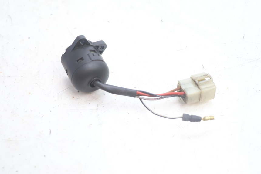 photo de WYŁĄCZNIK ZAPŁONU YAMAHA YP MAJESTY 125 (2002 - 2006) - Inny kąt widzenia