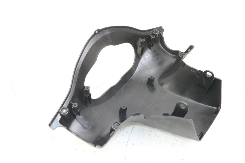 photo de OSŁONA KIEROWNICY TYLNA KYMCO AGILITY 4T 50 (2018 - 2022) - Zbliżenie techniczne