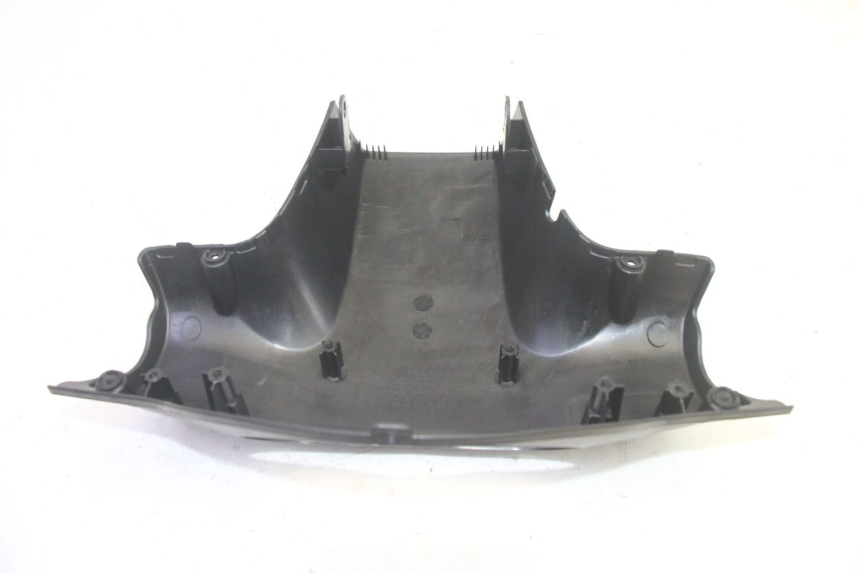 photo de OSŁONA KIEROWNICY TYLNA KYMCO AGILITY 4T 50 (2018 - 2022) - Zbliżenie techniczne