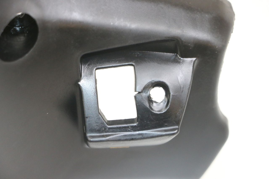 photo de OSŁONA TYLNEJ KIEROWNICY MBK BOOSTER SPIRIT 50 (2004 - 2017) - Zbliżenie techniczne