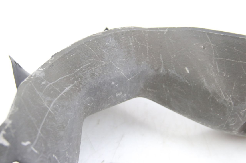 photo de OSŁONA KIEROWNICY TYLNA SUZUKI BURGMAN 125 (2007 - 2014) - Szczegóły charakterystyczne