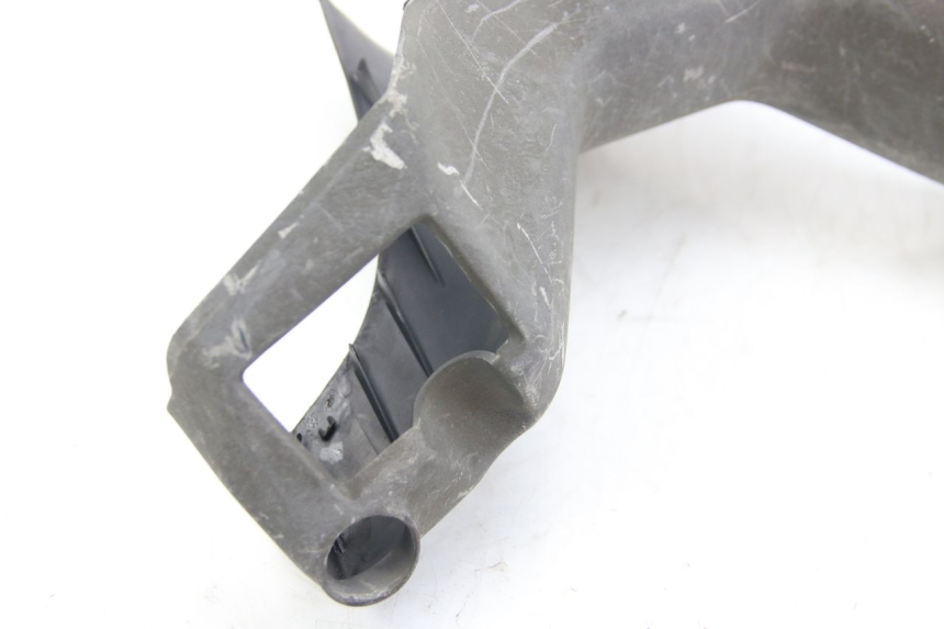 photo de OSŁONA KIEROWNICY TYLNA SUZUKI BURGMAN 125 (2007 - 2014) - Zbliżenie komponentów