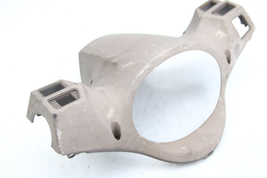 photo de OSŁONA TYLNEJ KIEROWNICY SYM FIDDLE 2 125 (2010 - 2013) - Szczegół części