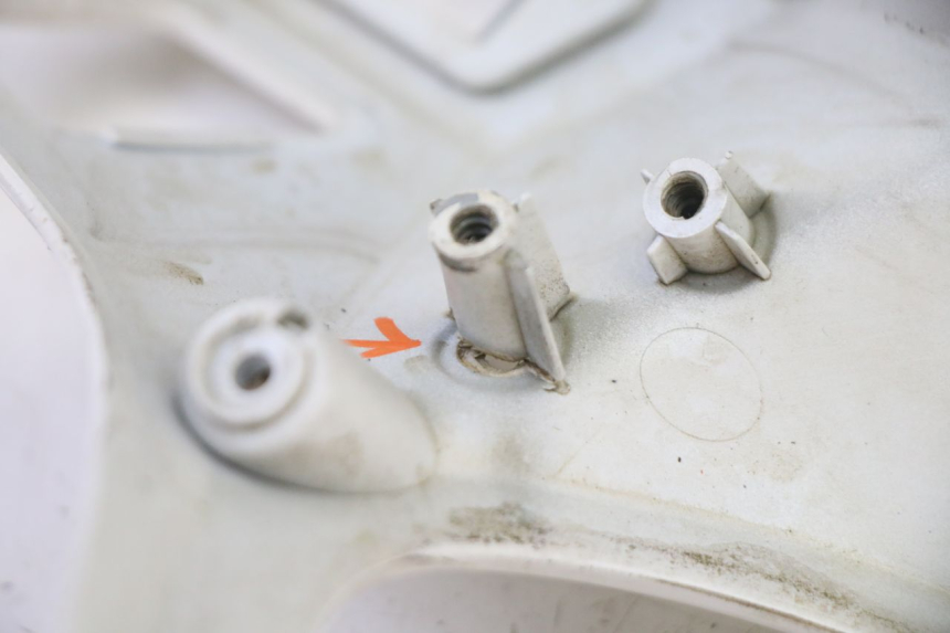 photo de OSŁONA TYLNEJ KIEROWNICY SYM FIDDLE 3 III 125 (2014 - 2020) - Stan powierzchni