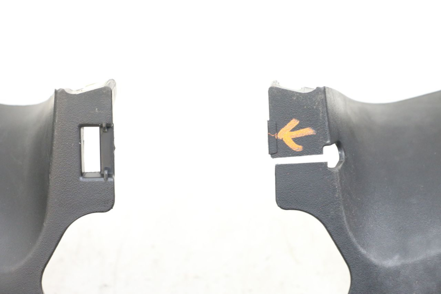 photo de OSŁONA KIEROWNICY TYLNA PEUGEOT GEOPOLIS RS 125 (2007 - 2009) - Szczegół części