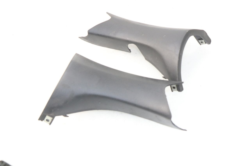 photo de OSŁONA KIEROWNICY TYLNA SYM JOYMAX 250 (2013 - 2017) - Szczegół części