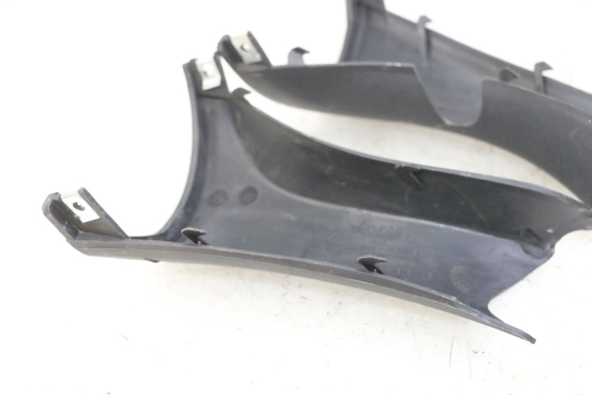 photo de OSŁONA TYLNEJ KIEROWNICY SYM JOYMAX 125 (2010 - 2017) - Zbliżenie techniczne