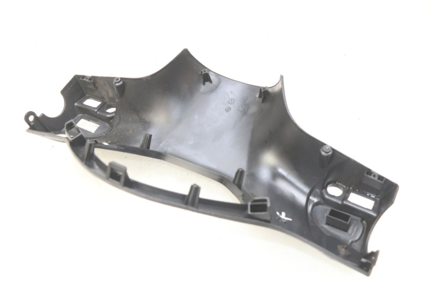 photo de OSŁONA KIEROWNICY TYLNA PIAGGIO LIBERTY IGET S 125 (2016 - 2020) - Szczegół części