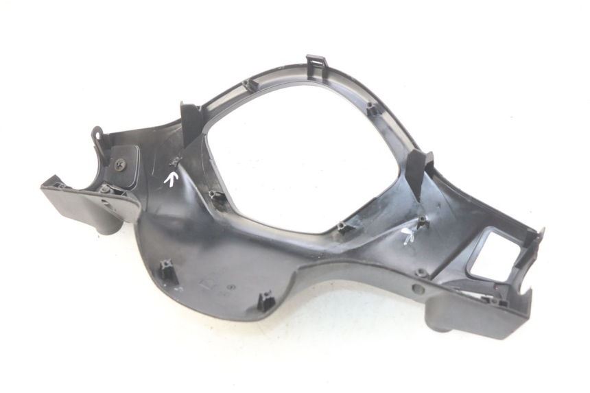 photo de OSŁONA KIEROWNICY TYLNA PIAGGIO LIBERTY IGET S 125 (2016 - 2020) - Zbliżenie techniczne