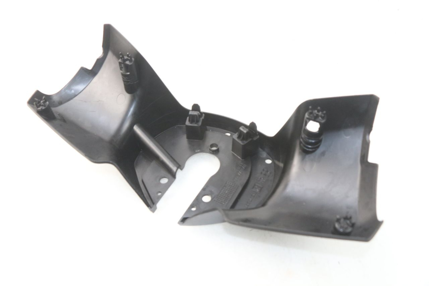 photo de OSŁONA KIEROWNICY TYLNA PEUGEOT METROPOLIS 400 (2017 - 2020) - Zbliżenie techniczne