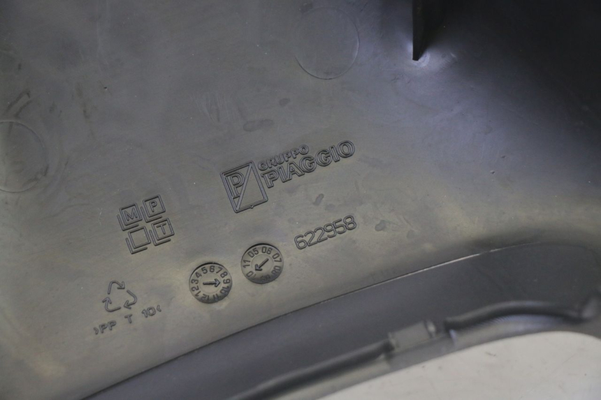 photo de OSŁONA TYLNEJ KIEROWNICY PIAGGIO MP3 500 (2011 - 2015) - Oznaczenia i referencje