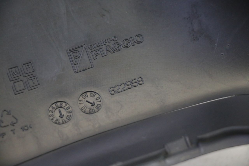 photo de OSŁONA TYLNEJ KIEROWNICY PIAGGIO MP3 RL 250 (2006 - 2010) - Punkty mocowania