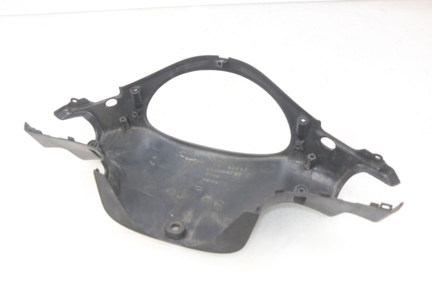 photo de OSŁONA KIEROWNICY TYLNA KYMCO PEOPLE 250 (2004 - 2008) - Zbliżenie techniczne