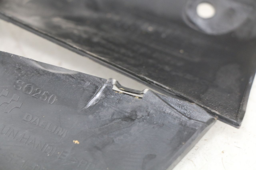 photo de OSŁONA KIEROWNICY TYLNA DAELIM S2 FI 125 (2008 - 2017) - Widok ogólny