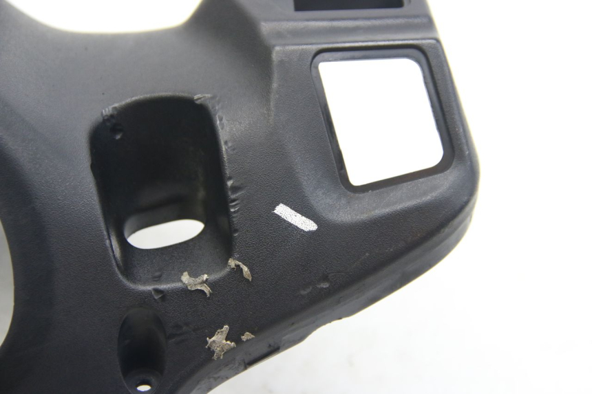 photo de OSŁONA KIEROWNICY TYLNA SUZUKI SIXTEEN 125 (2008 - 2010) - Szczegóły charakterystyczne