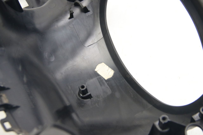 photo de OSŁONA KIEROWNICY TYLNA SUZUKI SIXTEEN 125 (2008 - 2010) - Zoom stanu zużycia