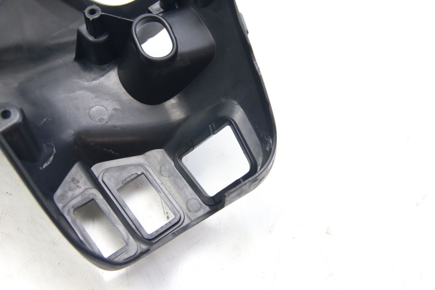 photo de OSŁONA KIEROWNICY TYLNA SUZUKI SIXTEEN 125 (2008 - 2010) - Zbliżenie techniczne