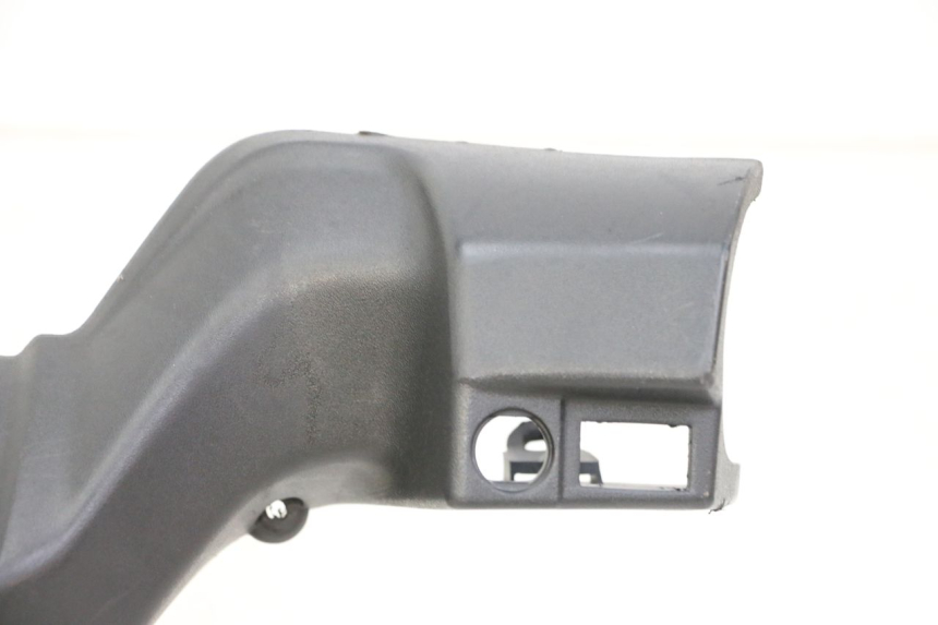 photo de OSŁONA KIEROWNICY TYLNA APRILIA SXR 50 (2021 - 2023) - Zbliżenie techniczne