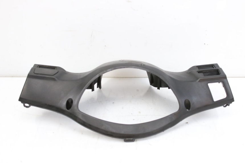 photo de OSŁONA KIEROWNICY TYLNA PEUGEOT TWEET 125 (2010 - 2017) - Szczegół części