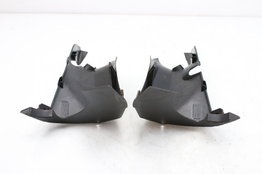 photo de OSŁONA TYLNEJ KIEROWNICY SUZUKI UH BURGMAN 125 (2002 - 2006) - Zbliżenie techniczne