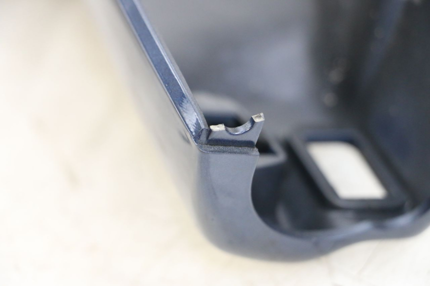 photo de OSŁONA TYLNEJ KIEROWNICY PIAGGIO VESPA LX 125 (2005 - 2010) - Szczegół części