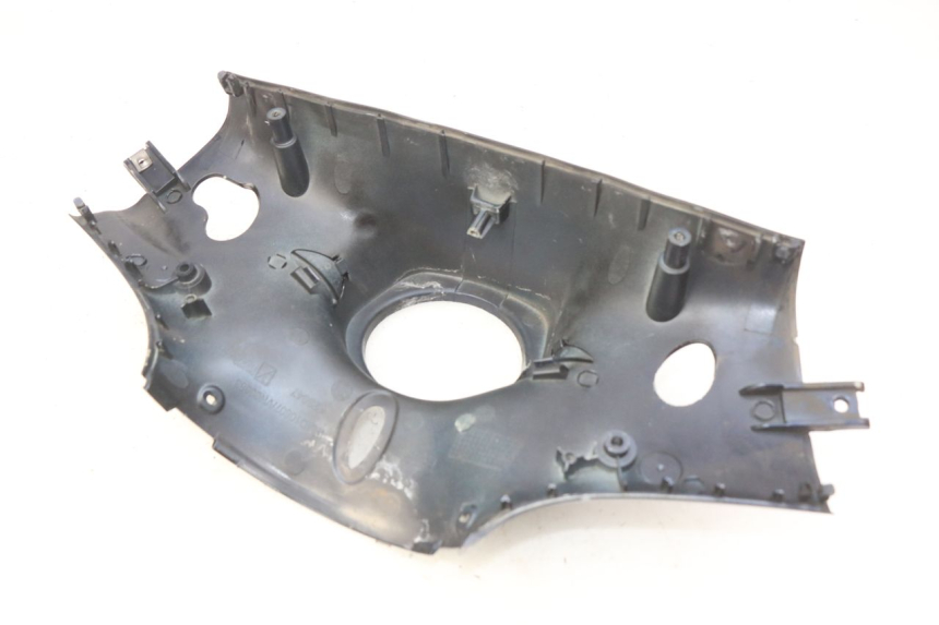 photo de OSŁONA KIEROWNICY TYLNA PIAGGIO VESPA PRIMAVERA 2T 50 (2013 - 2018) - Szczegół części