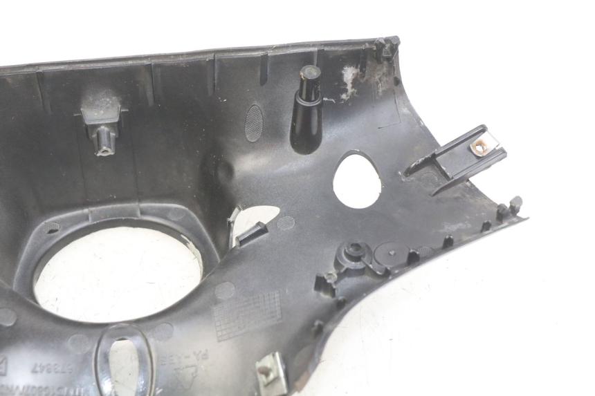 photo de OSŁONA KIEROWNICY TYLNA PIAGGIO VESPA PRIMAVERA 2T 50 (2013 - 2018) - Inny kąt widzenia