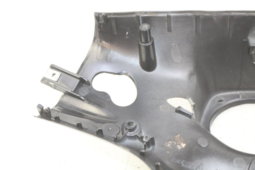 photo de OSŁONA KIEROWNICY TYLNA PIAGGIO VESPA PRIMAVERA 2T 50 (2013 - 2018) - Zbliżenie techniczne