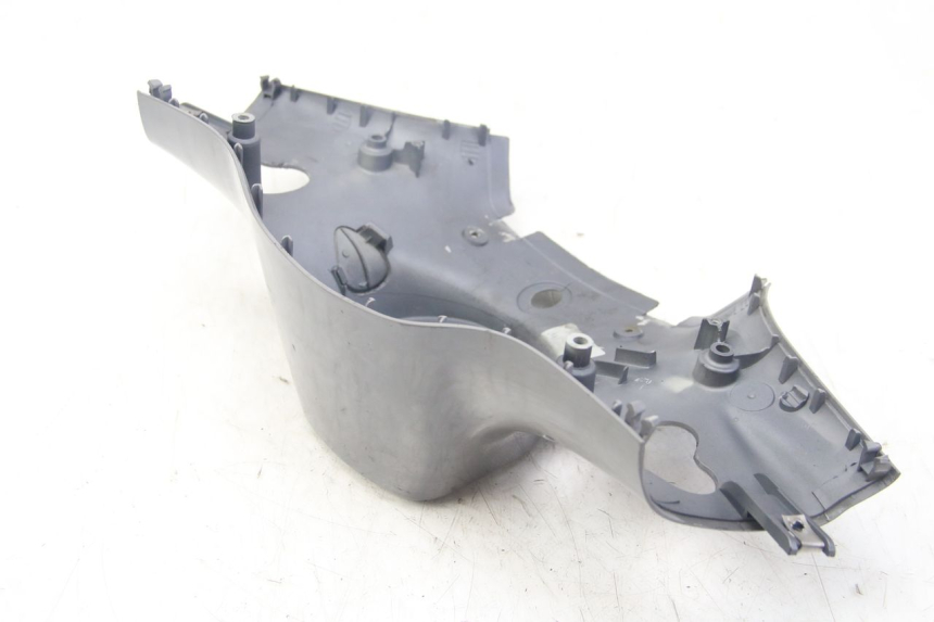 photo de OSŁONA KIEROWNICY TYLNA PIAGGIO VESPA SPRINT 2T 50 (2014 - 2018) - Szczegół części