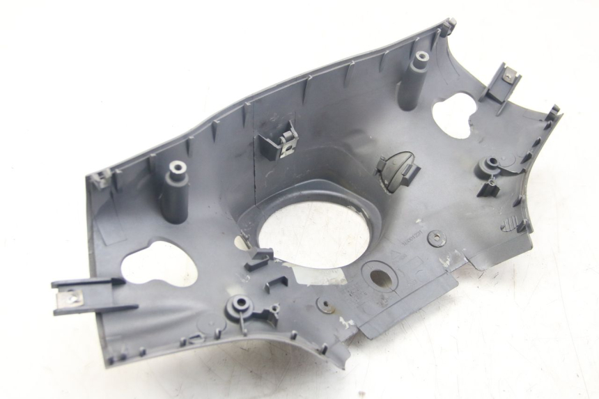 photo de OSŁONA KIEROWNICY TYLNA PIAGGIO VESPA SPRINT 2T 50 (2014 - 2018) - Zbliżenie techniczne