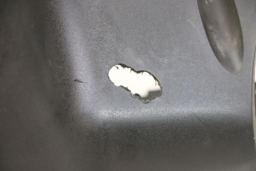 photo de OSŁONA TYLNEJ KIEROWNICY PEUGEOT VIVACITY NEW 4T 50 (2008 - 2017) - Zoom stanu zużycia