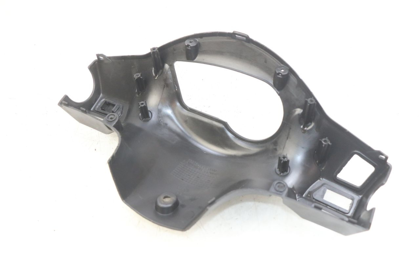 photo de OSŁONA KIEROWNICY TYLNA SYM X-PRO 4T 50 (2014 - 2021) - Szczegół części