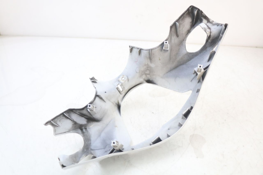 photo de OSŁONA KIEROWNICY PRZEDNIA SUZUKI ADDRESS 110 (2015 - 2020) - Zbliżenie komponentów