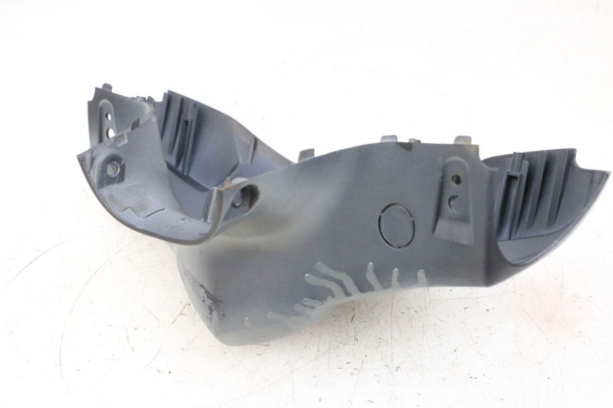 photo de OSŁONA KIEROWNICY PRZEDNIA KYMCO AGILITY 4T 50 (2018 - 2022) - Zbliżenie techniczne