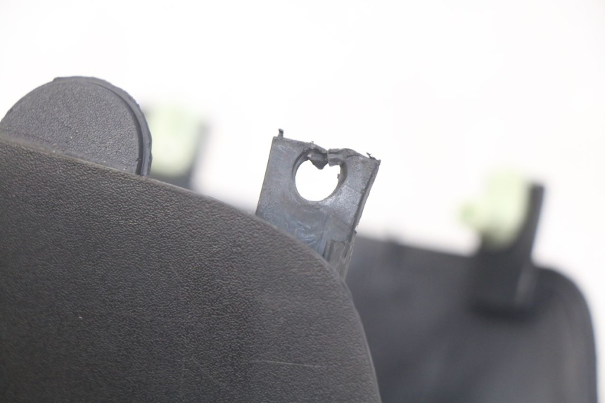 photo de OSŁONA KIEROWNICY PRZEDNIA PEUGEOT ELYSEO 125 (1999 - 2004) - Szczegół części