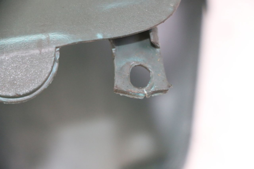 photo de OSŁONA KIEROWNICY PRZEDNIA PEUGEOT ELYSEO 125 (1999 - 2004) - Zoom stanu zużycia