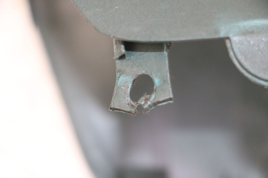 photo de OSŁONA KIEROWNICY PRZEDNIA PEUGEOT ELYSEO 125 (1999 - 2004) - Inny kąt widzenia