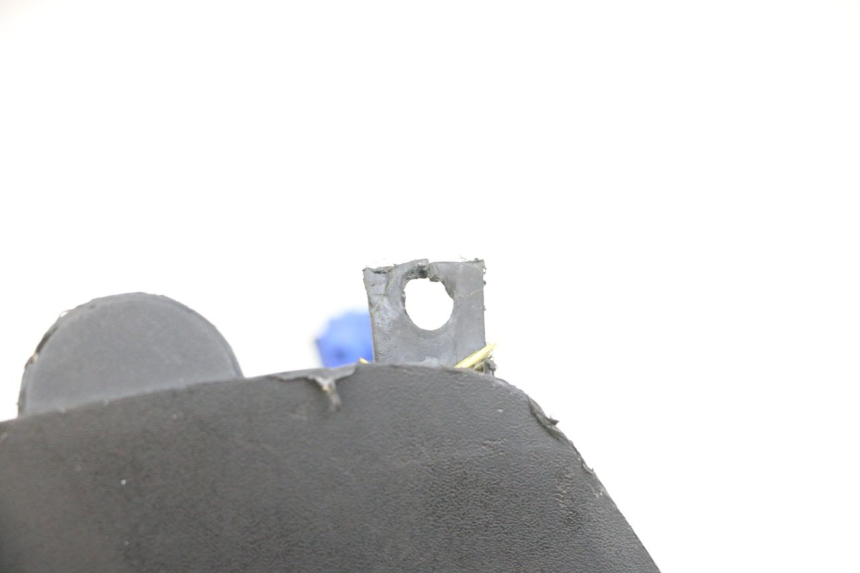 photo de OSŁONA KIEROWNICY PRZEDNIA PEUGEOT ELYSEO 125 (1999 - 2004) - Zoom stanu zużycia