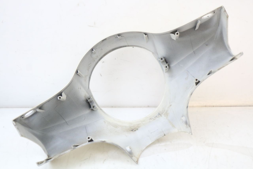 photo de OSŁONA KIEROWNICY PRZEDNIA SYM FIDDLE 2 50 (2008 - 2013) - Stan powierzchni