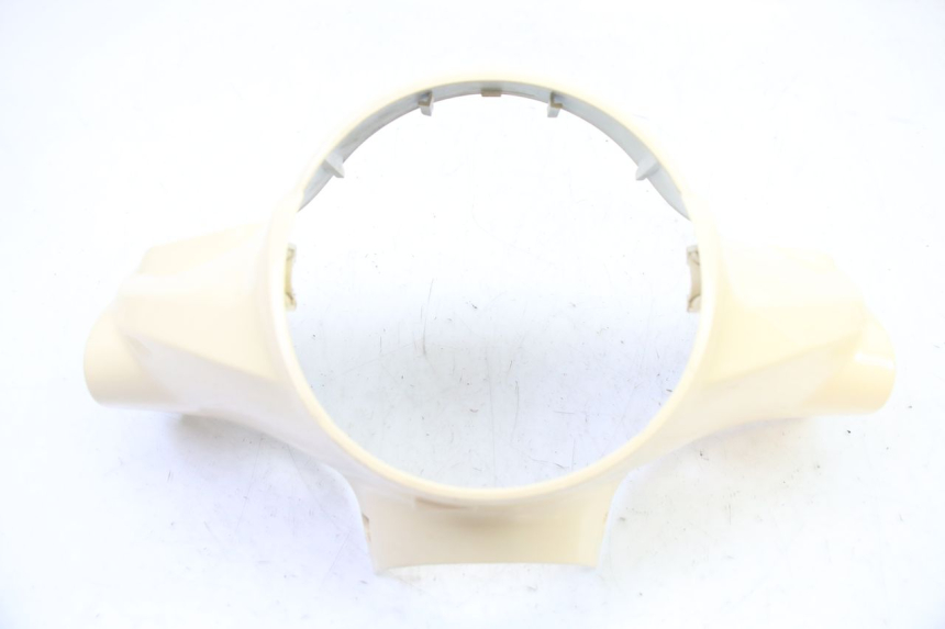 photo de OSŁONA KIEROWNICY PRZEDNIA SYM FIDDLE 2 50 (2008 - 2013) - Szczegół części